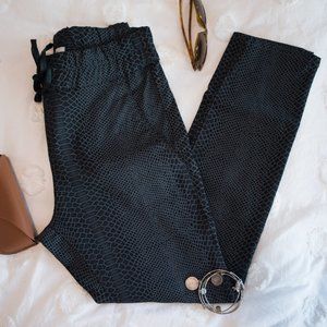 Bevy Flog Shely Drawstring Snake Print Pant